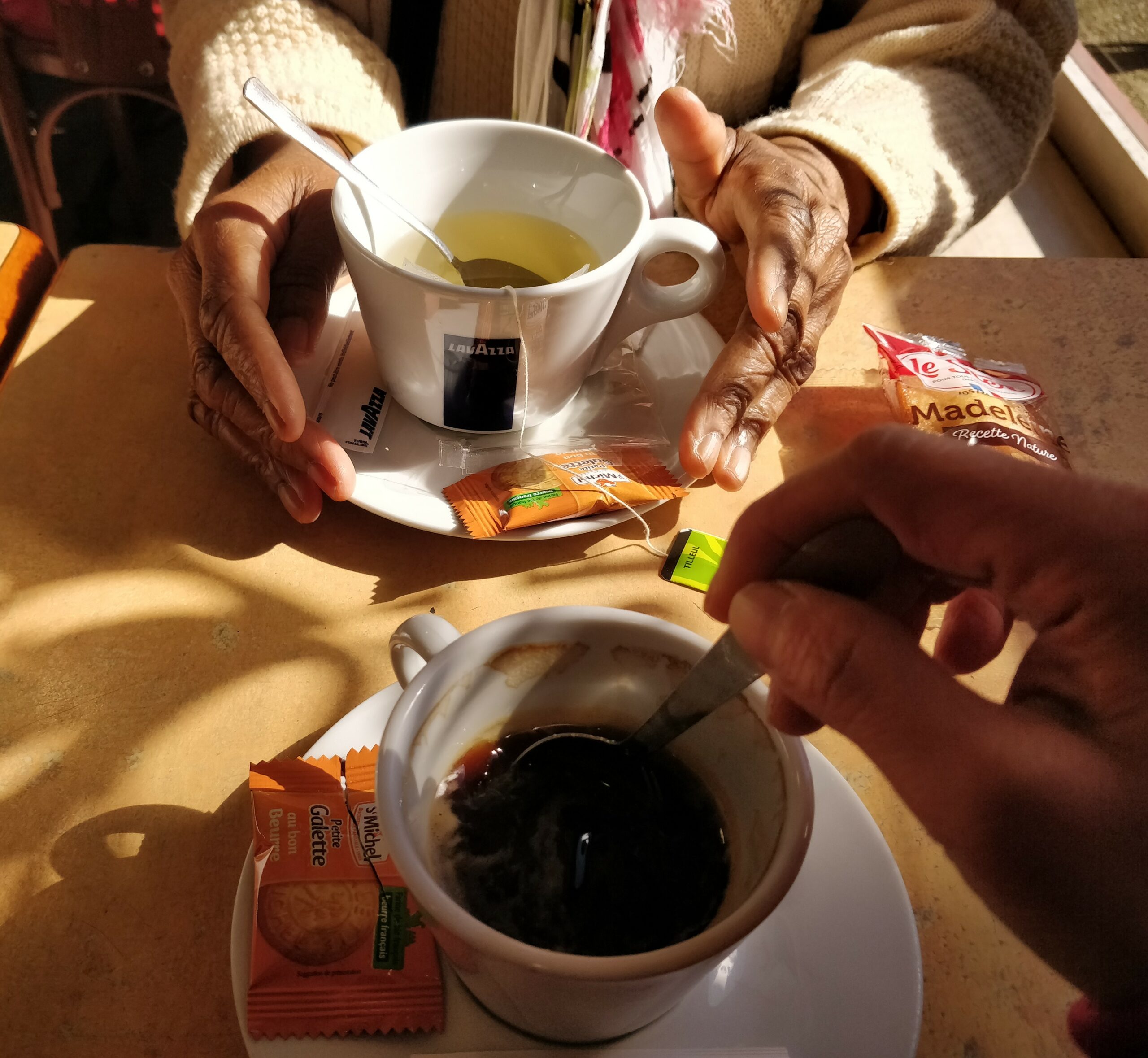 Pétillons Ensemble animation séniors à domicile- partage autour d'un café-Diane SEGOND.jpg